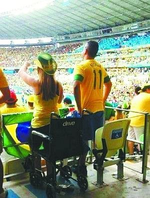 　　巴西队的比赛中，坐在残疾人席位上的球迷站起来了。